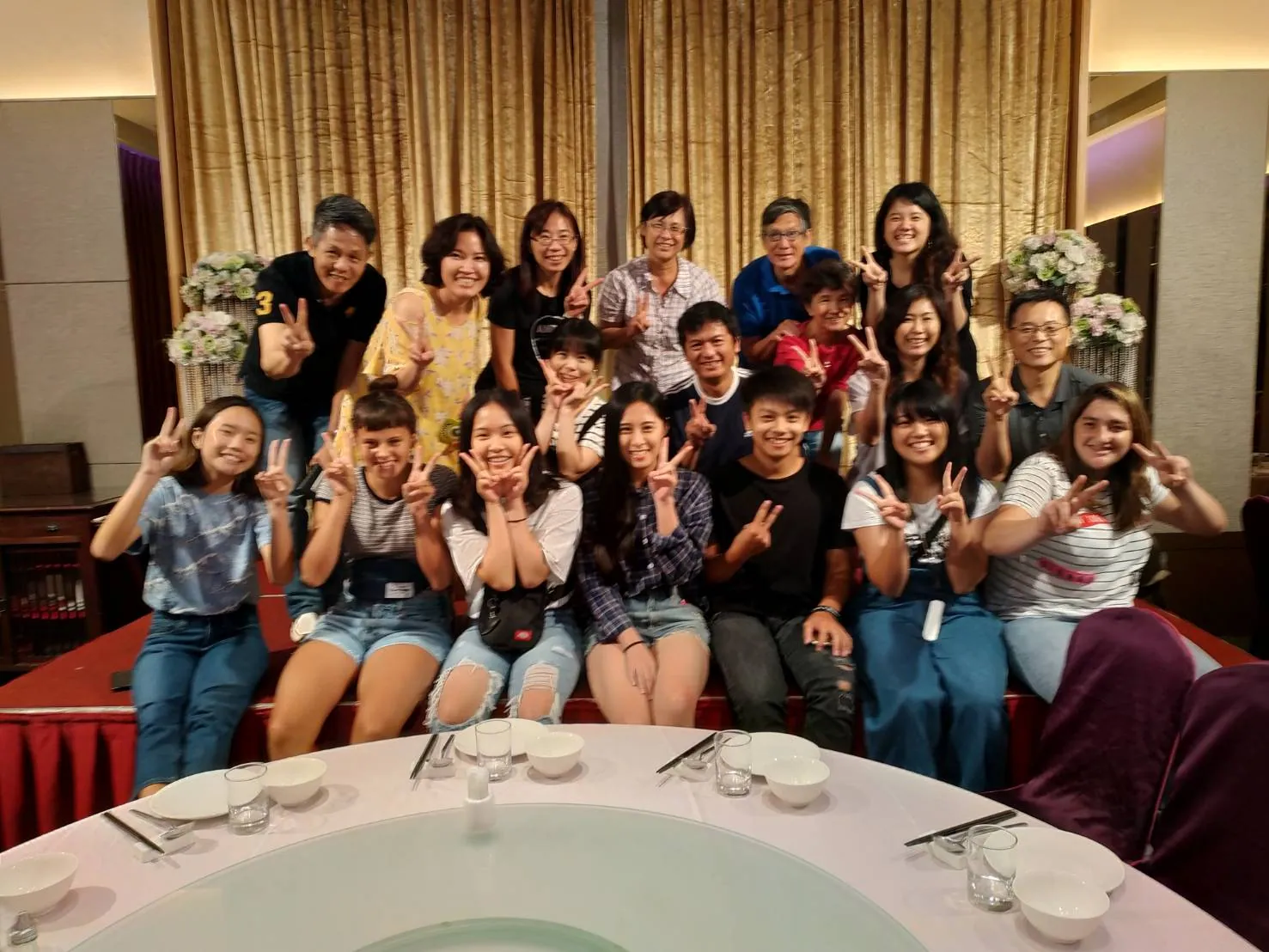 BFE exchange students and their Taiwanese host families gathered around a celebration dinner