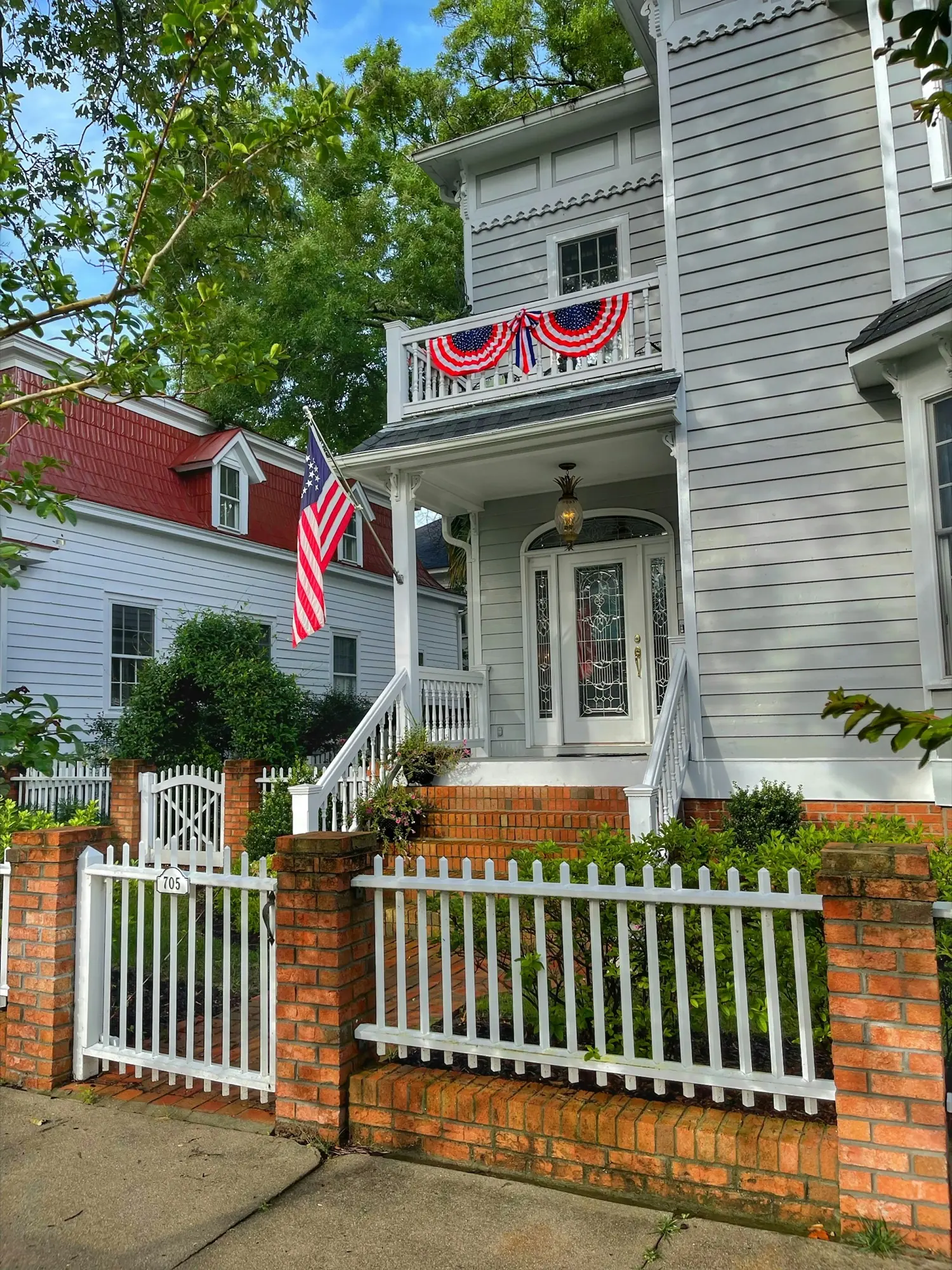 美國郊區典型木屋與星條旗、白色尖樁籬笆 American suburban home with flag and white picket fence